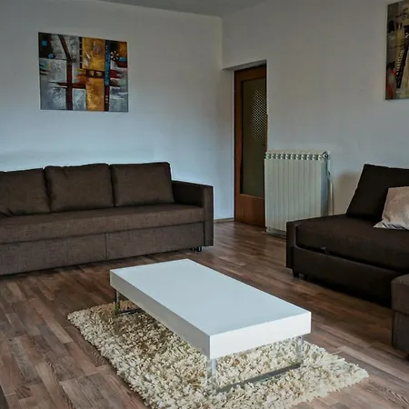 Grosse In Mit Grossem Pool Apartament Pula