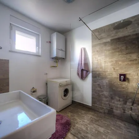 Grosse In Mit Grossem Pool Apartament