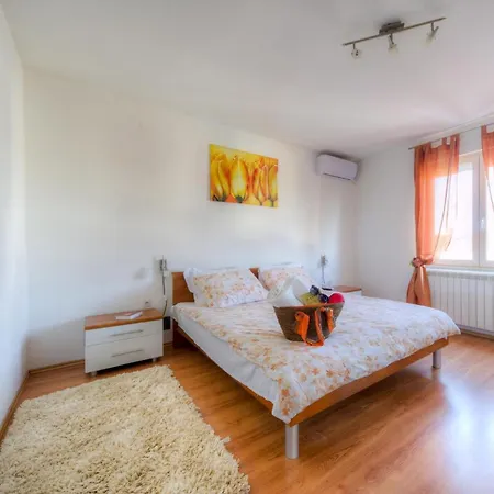Grosse In Mit Grossem Pool Apartment *