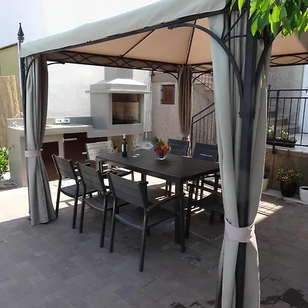 Grosse In Mit Grossem Pool Apartment *