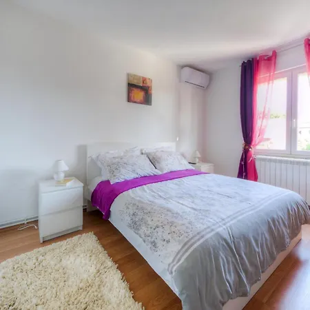 Grosse In Mit Grossem Pool Apartment Pula