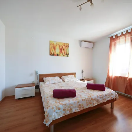 Grosse In Mit Grossem Pool Apartment