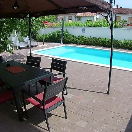 Grosse In Mit Grossem Pool Apartment *