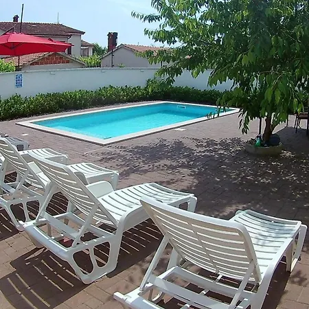 Grosse In Mit Grossem Pool Apartment *