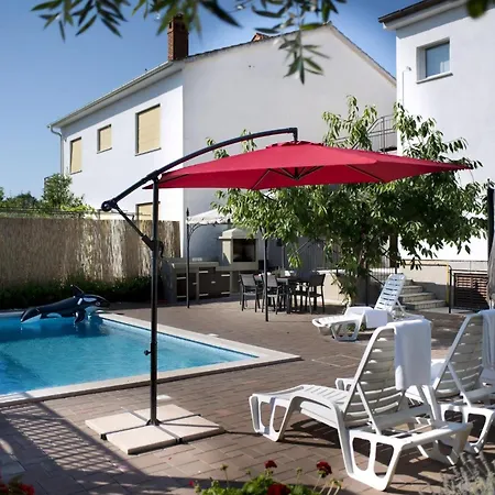 Grosse In Mit Grossem Pool * Pula
