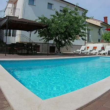 Grosse In Mit Grossem Pool Apartment