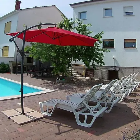 Grosse In Mit Grossem Pool Apartment Pula